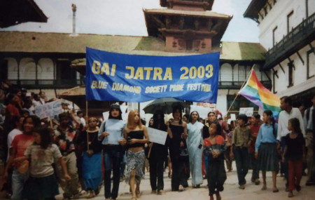 सन् २००३ मा पहिलोपटक गाईजात्रा मनाउँदै यौनिक तथा लैंगिक अल्पसंख्यक समुदायका सदस्यहरू। तस्बिर सौजन्यः उमिशा पाण्डे